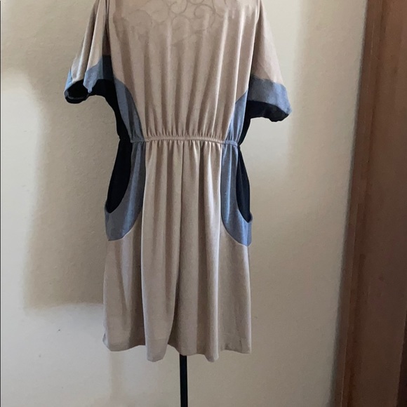 Cute short sleeve dress with pockets - Picture 3 of 4